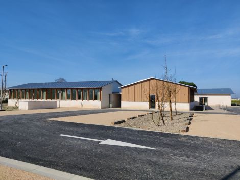 Bâtiment en brique en construction avec une grue