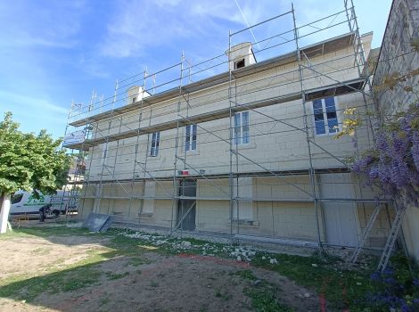 Façace en tuffe en cours de rénovation