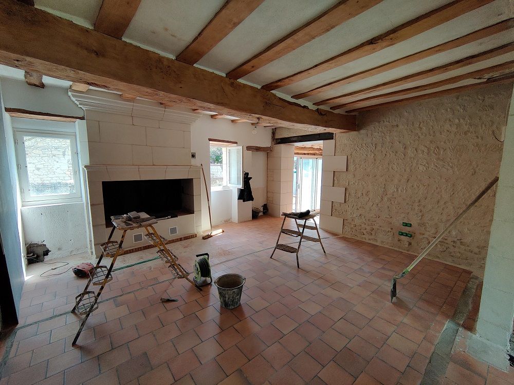 Intérieur en tuffeau et tomette rénovée par Guiocheau